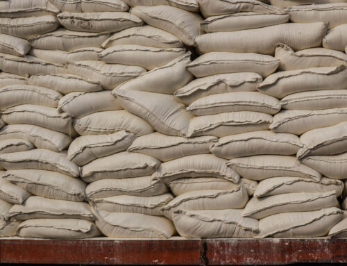 Saco de pienso: cómo elegir el tamaño y material adecuado